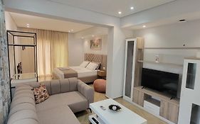 Luxury Studio'S J&M